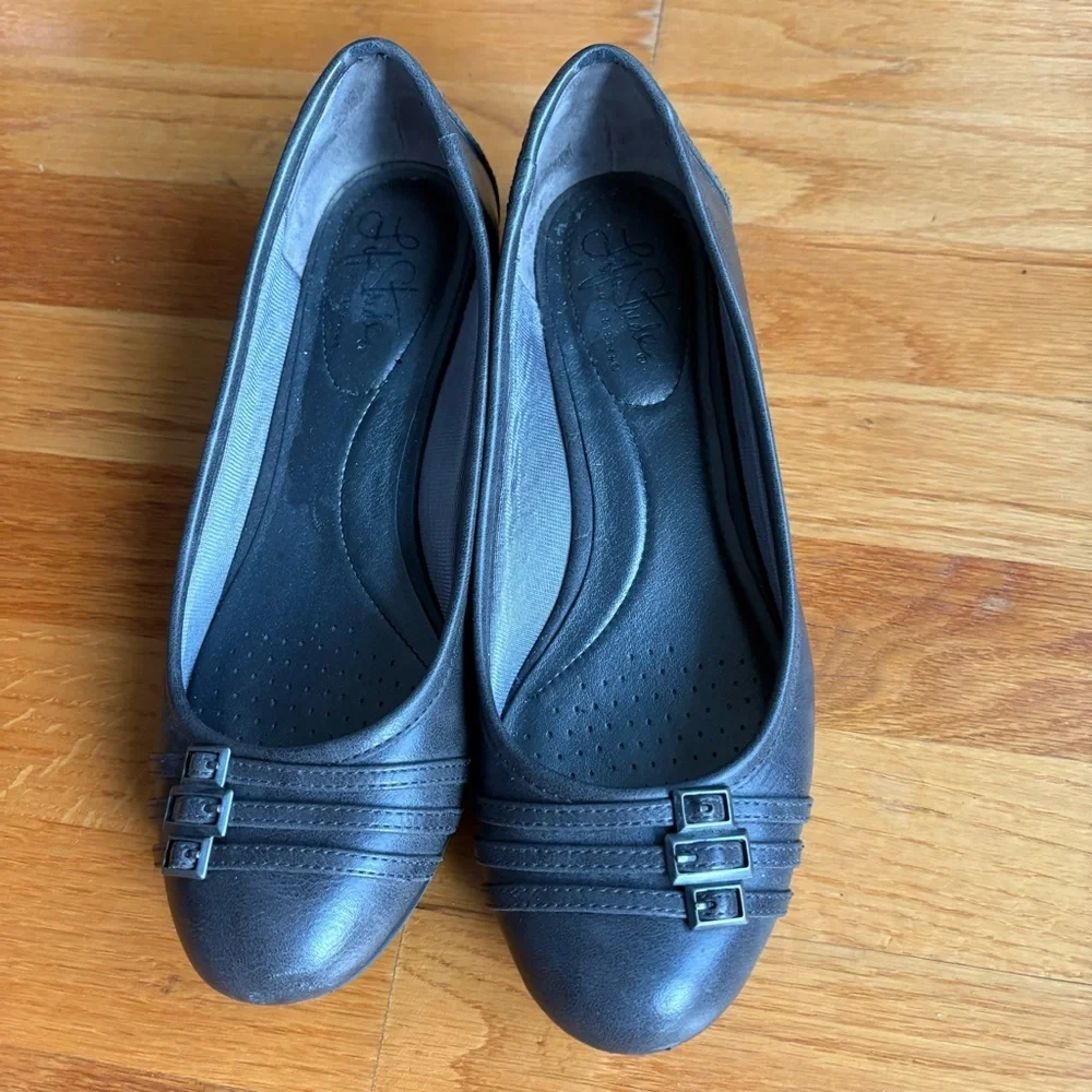 Life Stride Grey Low Wedges with Buckle Accents Size 8M - Picture 2 of 6